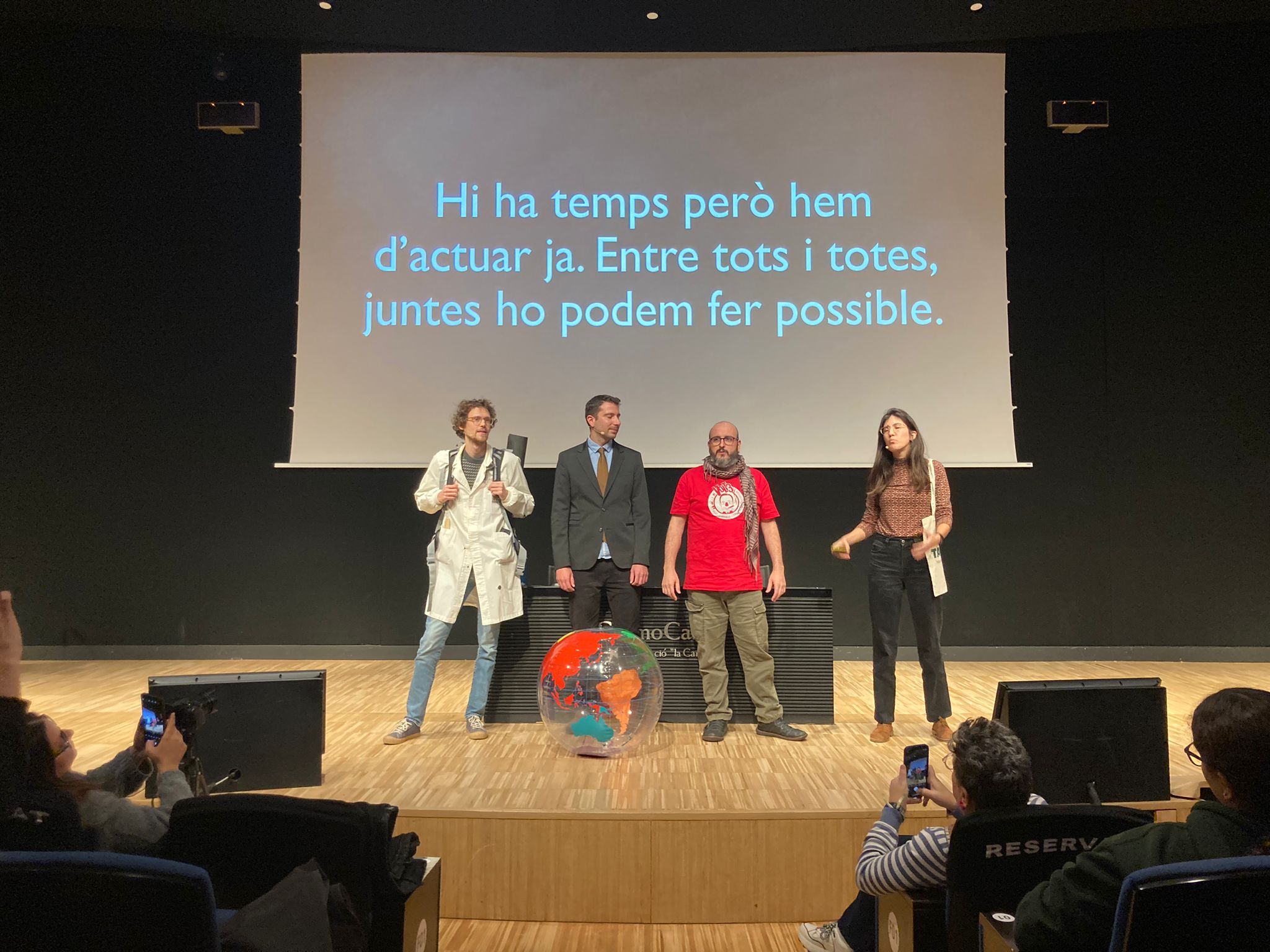 actuació teatre FCRI amb investigadors de l'ICTA-UAB
